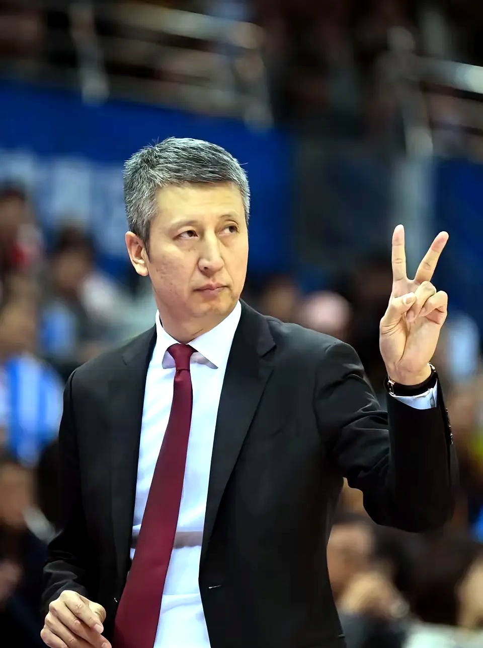 CBA常规赛赛程吃紧，俄克拉荷马雷霆关键时刻豪取连胜，气氛紧张，控场能力受关注