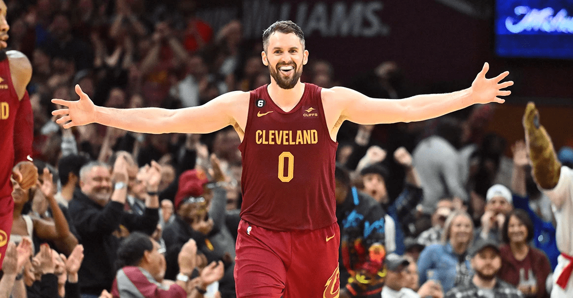 克里夫兰骑士迎英超关键赛，冲刺阶段官宣签约，态度坚定，资深球员宣示担当